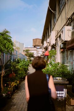Exploring Shanghais Hidden Pathways in a Vibrant Neighborhood
