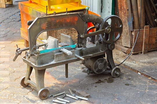Old, electric hacksaw machine