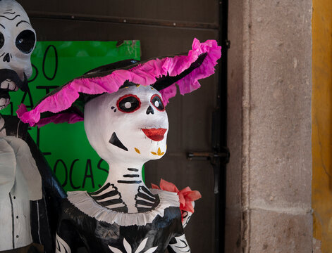 Catrina y catr&iacute;n de cart&oacute;n pintado como decoraci&oacute;n para celebrar d&iacute;a de muertos en pueblo m&aacute;gico de M&eacute;xico