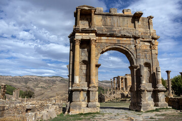 Obraz premium The triumphal Arch of Caracalla at Djémila — nearly transported to Paris in 1839