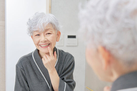 シニア女性　オーラルケア
