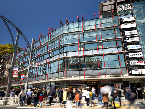 上野駅前の交差点と商業施設「UANO3153」。
2026年4月、東京都台東区にて撮影。