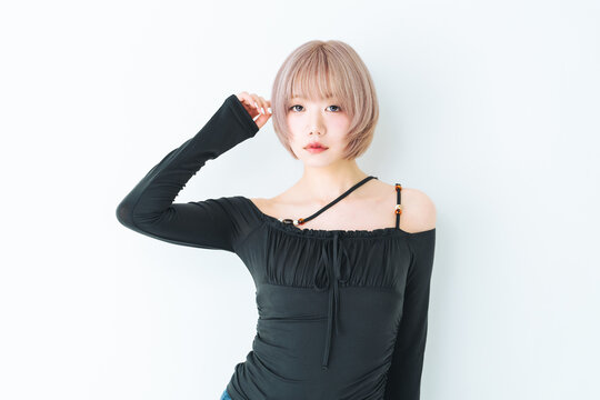 ハイトーンショートボブヘアの女性の美容・ファッションイメージ