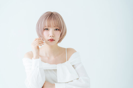 ハイトーンショートボブヘアの女性の美容・ファッションイメージ