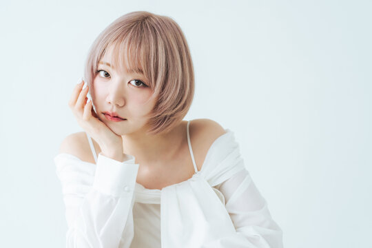 ハイトーンショートボブヘアの女性の美容・ファッションイメージ