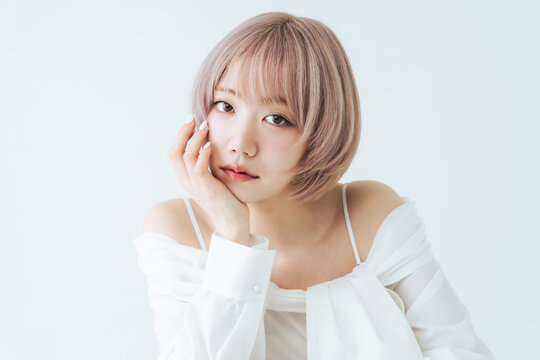 美容、スキンケア、コスメ、化粧品、メイク、ハイトーン、美容院、ヘアサロン、ギャル、金髪、女性、白ギャル、ホワイトニング、美白、アイメイク、チーク、小顔、日本人、若い、20代、サロンモデル、カットモデル、ヘアメイク、ヘアアレンジ、ヘアスタイル、ピンク、脱色、ショートヘア、ショートカット、ヘアカラー、ボブ、ウルフカット、ビューティ、美肌、美顔、美人、ウィッグ、可愛い、ファッション、アパレル、
