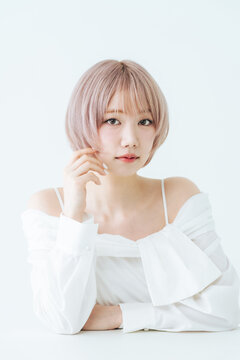 ハイトーンショートボブヘアの女性の美容・ファッションイメージ