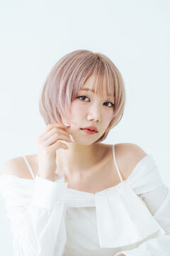 美容、スキンケア、コスメ、化粧品、メイク、ハイトーン、美容院、ヘアサロン、ギャル、金髪、女性、白ギャル、ホワイトニング、美白、アイメイク、チーク、小顔、日本人、若い、20代、サロンモデル、カットモデル、ヘアメイク、ヘアアレンジ、ヘアスタイル、ピンク、脱色、ショート、ショートヘア、ヘアカラー、ボブ、ウルフカット、ビューティ、美肌、美顔、美人、可愛い、ファッション、アパレル、おしゃれ、透明感