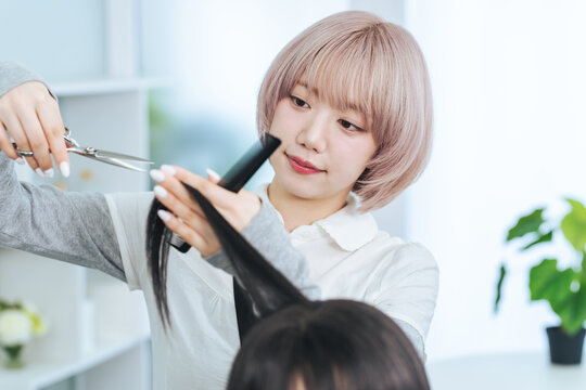 美容師、美容院、ヘアサロン、ヘアカット、専門学校、美容学生、仕事、転職、資格、免許、美容室、サロン、理髪店、ヘアスタイリスト、ファッション、ヘアケア、ヘアアレンジ、ヘアスタイル、パーマ、カット、ハサミ、シザース、コーム、スキル、美容、専門学校生、学生、学校、スクール、レッスン、教室、練習、勉強、トレーニング、スタッフ、従業員、接客、職場、プロフェッショナル、ヘッドマネキン、女性、日本人、若い、