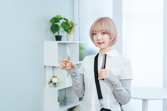 美容院、美容師、美容室、仕事、女性、転職、資格、専門学校、美容学生、ハサミ、コーム、道具、ヘアサロン、ヘアメイク、ヘアアレンジ、ヘアスタイル、サロン、理髪店、ヘアスタイリスト、ファッション、ヘアカット、ヘアケア、パーマ、カット、シザース、免許、スキル、美容、専門学校生、学生、学校、スクール、レッスン、教室、練習、勉強、トレーニング、スタッフ、従業員、接客、職場、プロフェッショナル、日本人、若い、