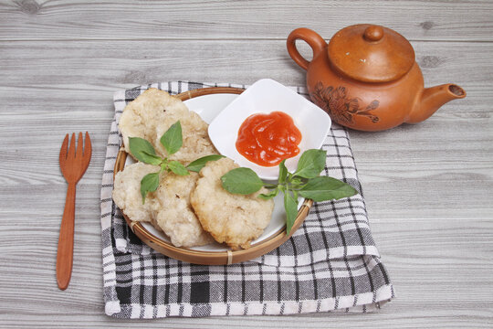 a plate of cireng with sauce on table