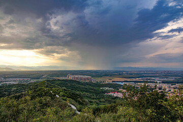 Fototapeta premium Scenic view of a landscape with clouds and greenery below