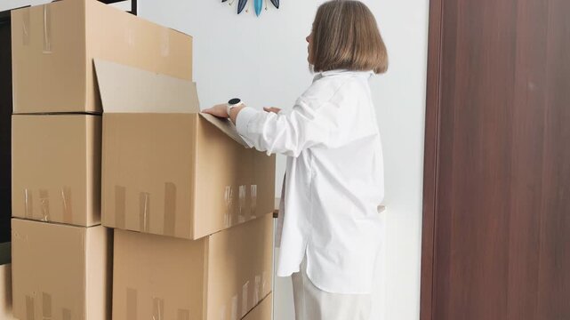 Transport preparation and packing boxes feature. Structural integrity of packages during transition to new location. Transport preparation optimizes packing boxes. Concept of relocation.