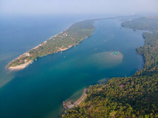 Obraz premium Top View of Tarkarli Beach Shoreline in Maharashtra, India