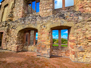 Obraz premium Hochburg Castle Ruins Scenic View through Gothic Arch
