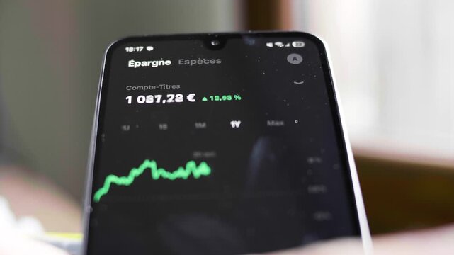 Trading, Bitcoin, crypto, monnaie, t&eacute;l&eacute;phone, smartphone, ordinateur portable, portable, forex, actions, contras &agrave; termes, indices obligation, &eacute;conomie, contr&ocirc;ler, technologie, tv, recul&eacute;, main, diver