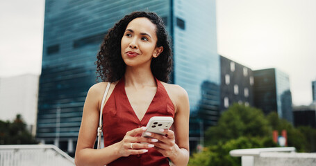 Thinking, business or woman in city, smartphone for social media or schedule for news report. Copywriting, person or journalist in street, cellphone or reflection for article, column or creativity © peopleimages.com