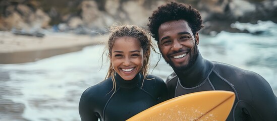 Obraz premium Smiling African American couple with surfboards on the beach