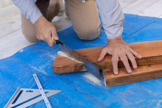 DIYでノコギリを使う男性