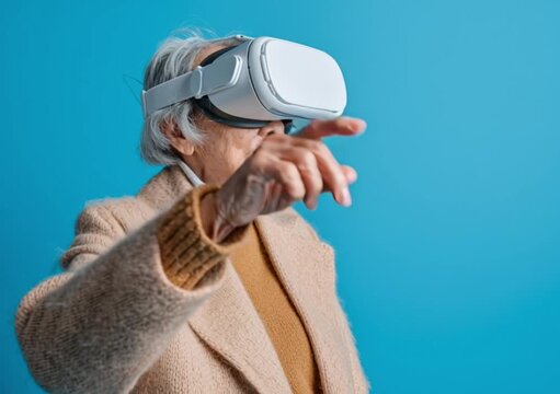 Personnes &acirc;g&eacute;es exp&eacute;rimentant la r&eacute;alit&eacute; virtuelle pour la recherche scientifique futuriste