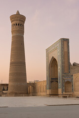 Obraz premium Kalyan Minaret and Mir-i-Arab Madrasa portal at sunset in Bukhar