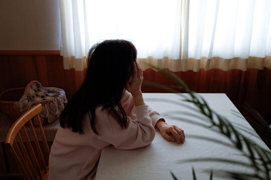髪も整えず部屋着姿のままの女性　ぐったりと元気がない様子	