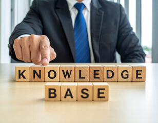 Obraz premium Knowledge base - Geschäftsmann zeigt auf das Wort 