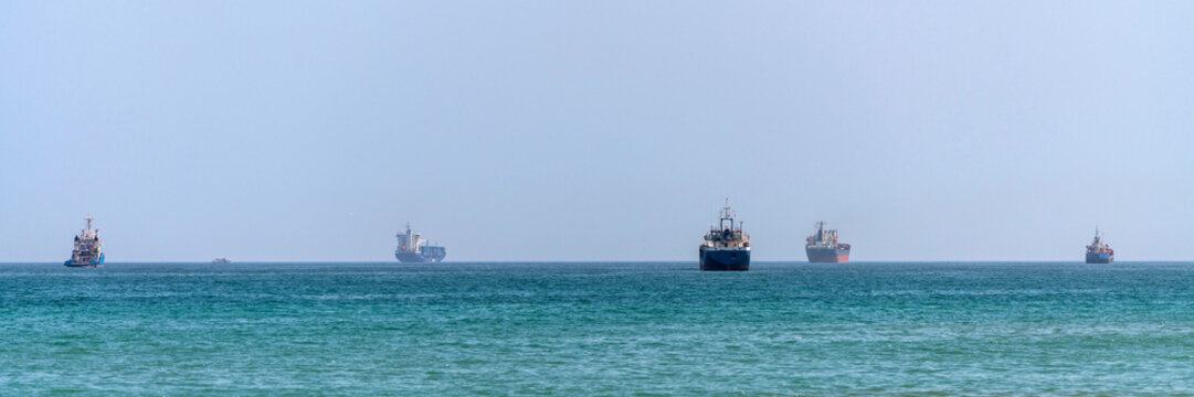 Navires marchands au large