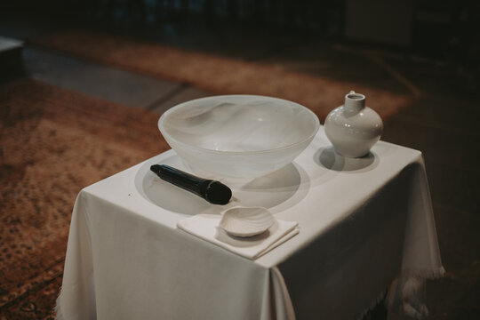 Autel d'&eacute;glise pr&eacute;par&eacute; pour un bapt&ecirc;me, ambiance spirituelle et c&eacute;r&eacute;monie religieuse