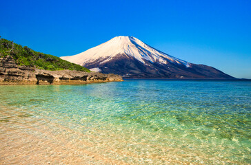 沖縄の美しいサンゴ礁の海と富士山合成 © san724