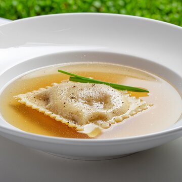 Ravioli italien fait maison dans un bouillon clair
