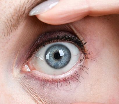 Makroaufnahme eines Auges mit Iris und Pupille &ndash; Detail der &Auml;derchen, Sehorgan, Medizin, Augenheilkunde, Diagnostik, Laserbehandlung, Copyspace, isoliert, freigestellt