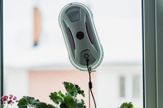 The window cleaner robot cleans the windows