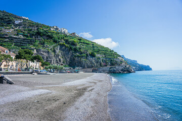 Minori – piękne miasteczko turystyczne we Włoszech na wybrzeżu Amalfi z piękną plażą i pomostem. Domy na stromym zboczu i piękne widoki. © Franciszek
