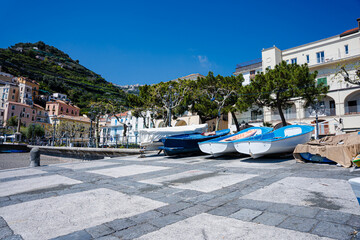 Minori – piękne miasteczko turystyczne we Włoszech na wybrzeżu Amalfi z piękną plażą i pomostem. Domy na stromym zboczu i piękne widoki. © Franciszek
