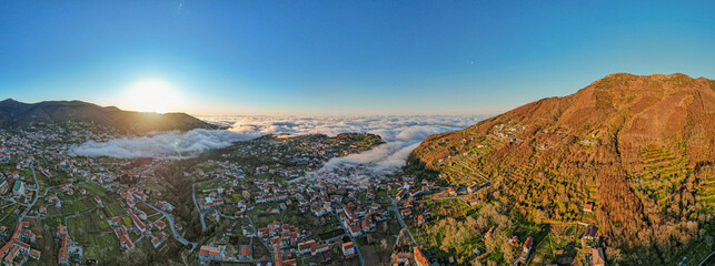 Włochy. Costiera Amalfitana − fragment wybrzeża po południowej stronie Półwyspu Sorrentyńskiego, rozciągający się od Positano na zachodzie do Vietri sul Mare na wschodzie. Podczas porannych mgieł. © Franciszek