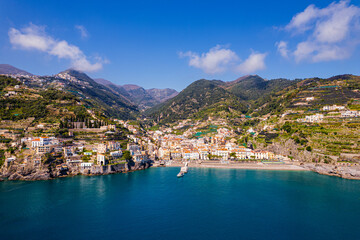 Minori – miejscowość i gmina we Włoszech, w regionie Kampania, w prowincji Salerno, na przepięknym wybrzeżu Amalfi. Panorama z lotu ptaka wiosną. © Franciszek