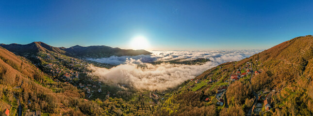 Minori – miejscowość i gmina we Włoszech, w regionie Kampania, w prowincji Salerno, na przepięknym wybrzeżu Amalfi. Panorama z lotu ptaka wiosną. © Franciszek