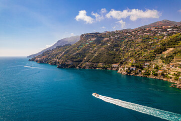 Minori – miejscowość i gmina we Włoszech, w regionie Kampania, w prowincji Salerno, na przepięknym wybrzeżu Amalfi. Panorama z lotu ptaka wiosną. © Franciszek