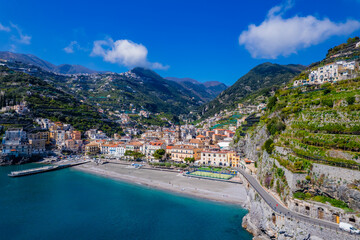 Minori – miejscowość i gmina we Włoszech, w regionie Kampania, w prowincji Salerno, na przepięknym wybrzeżu Amalfi. Panorama z lotu ptaka wiosną. © Franciszek