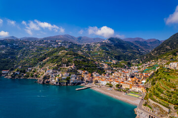 Minori – miejscowość i gmina we Włoszech, w regionie Kampania, w prowincji Salerno, na przepięknym wybrzeżu Amalfi. Panorama z lotu ptaka wiosną. © Franciszek