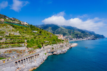 Minori – miejscowość i gmina we Włoszech, w regionie Kampania, w prowincji Salerno, na przepięknym wybrzeżu Amalfi. Panorama z lotu ptaka wiosną. © Franciszek