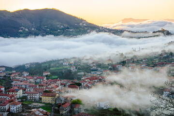 Włochy. Costiera Amalfitana − fragment wybrzeża po południowej stronie Półwyspu Sorrentyńskiego, rozciągający się od Positano na zachodzie do Vietri sul Mare na wschodzie. Podczas porannych mgieł. © Franciszek