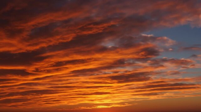 日没前の赤い雲が流れていき夜の時間へとなる動画