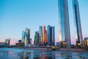 Obraz premium High-rise buildings of the Moscow City business center on the banks of the Moskva River at dawn.