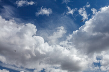 Obraz premium Beautiful sky with fluffy clouds