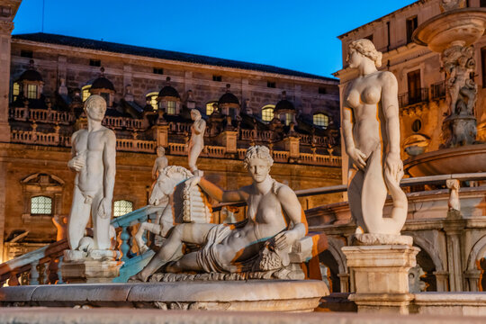 Fountain of Shame, Fontana Pretoria, Piazza Pretoria, Palermo, Sicily, Italy, Europe