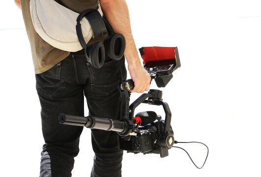 C&aacute;mara profesional m&oacute;vil con estabilizador electr&oacute;nico de ejes gimbal motorizado con motor y cascos de camar&oacute;grafo audiovisual en grabaci&oacute;n