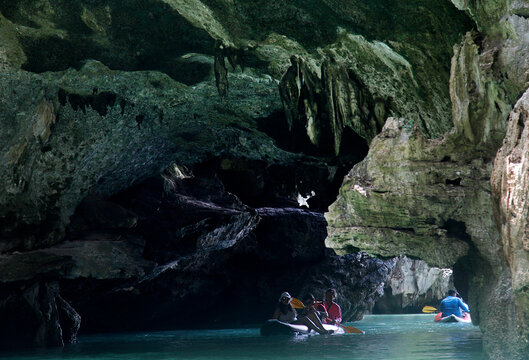 Cavernas na James Bond Island na regi&atilde;o da Ilha de Phuket, na Tail&acirc;ndia. No local foi gravado cenas do filme 007