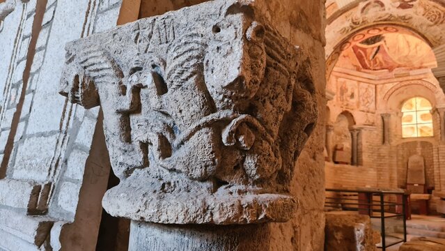 Magnifiques chapiteaux orn&eacute;s dans le baptist&egrave;re Saint-Jean de Poitiers